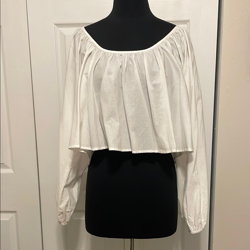 NWT LE LIS COLLECTION WOMEN'S WHITE RUFFLED LONG SLEEVE CROP BLOUSE. SIZE LARGE.